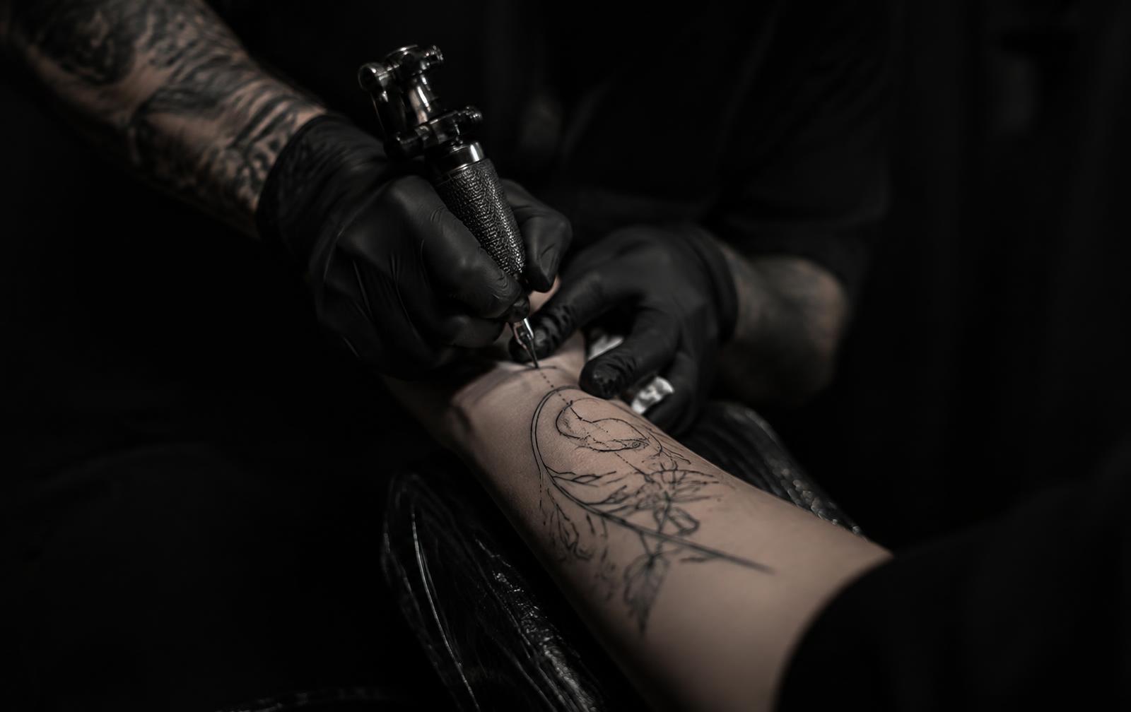 Tattooartiest aan het werk